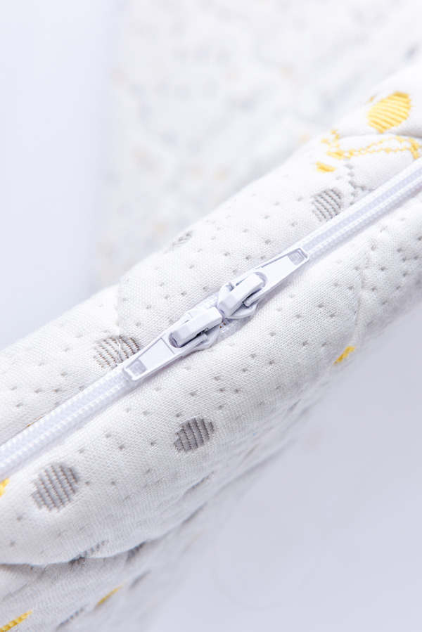 芬可嬰童床墊 海綿寶寶圖案 拉鏈細節