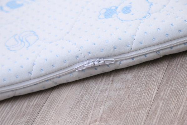 芬可嬰童床墊 小熊圖案 拉鏈細節